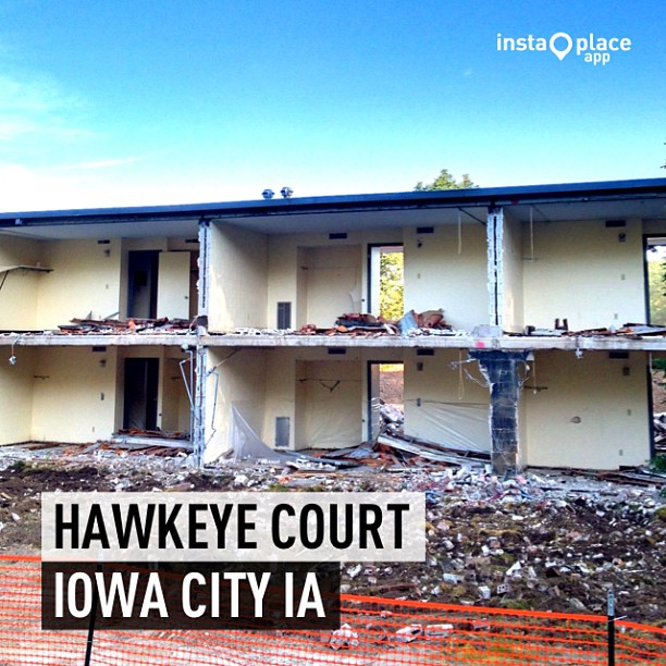 20130820tu-hawkeye-court-apartments-demolition-picture-01